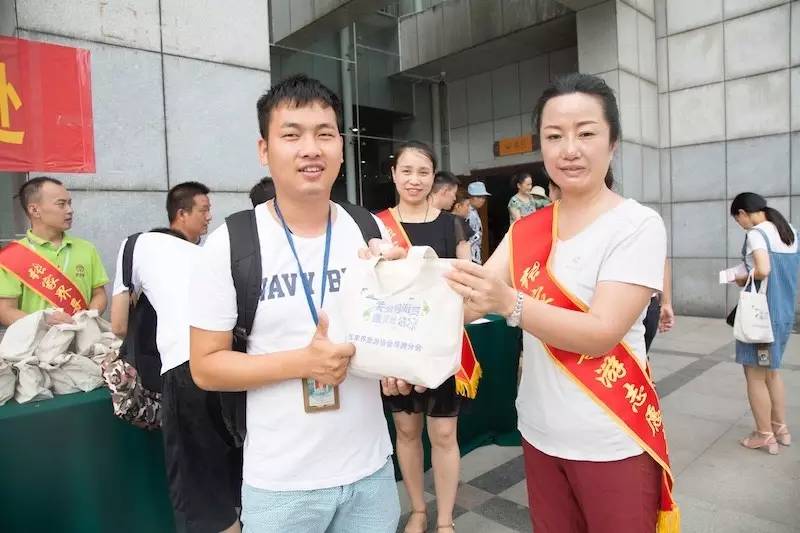 刚刚,众多导游围观,张家界书记市长为导游做这个.