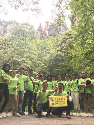 桂林到张家界怎么联系自由行纯玩导游呢!