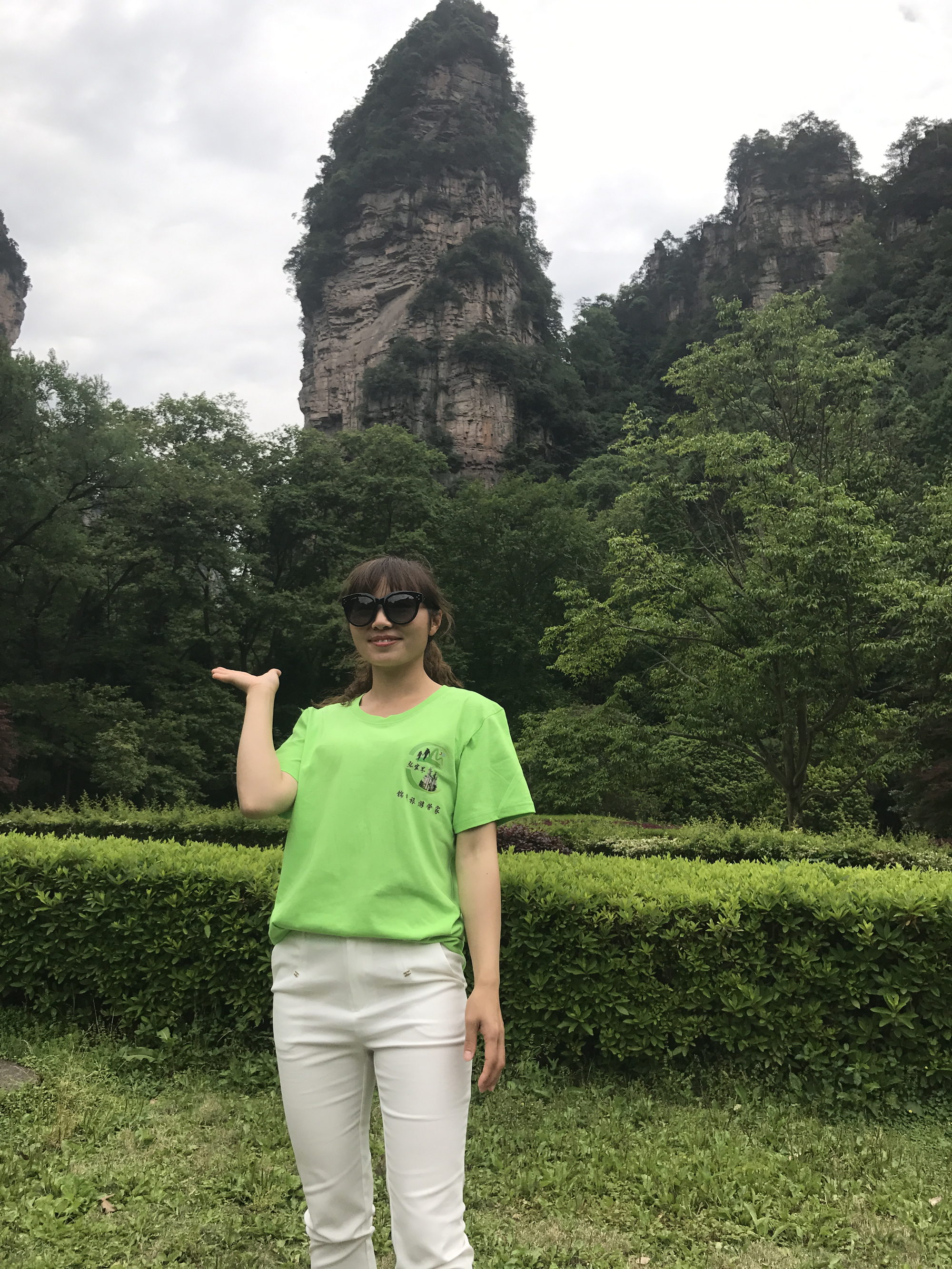 张家界纯玩线路品质游 提供美女纯玩导游